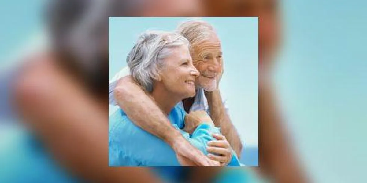 couple de personnes âgées debout à la recherche