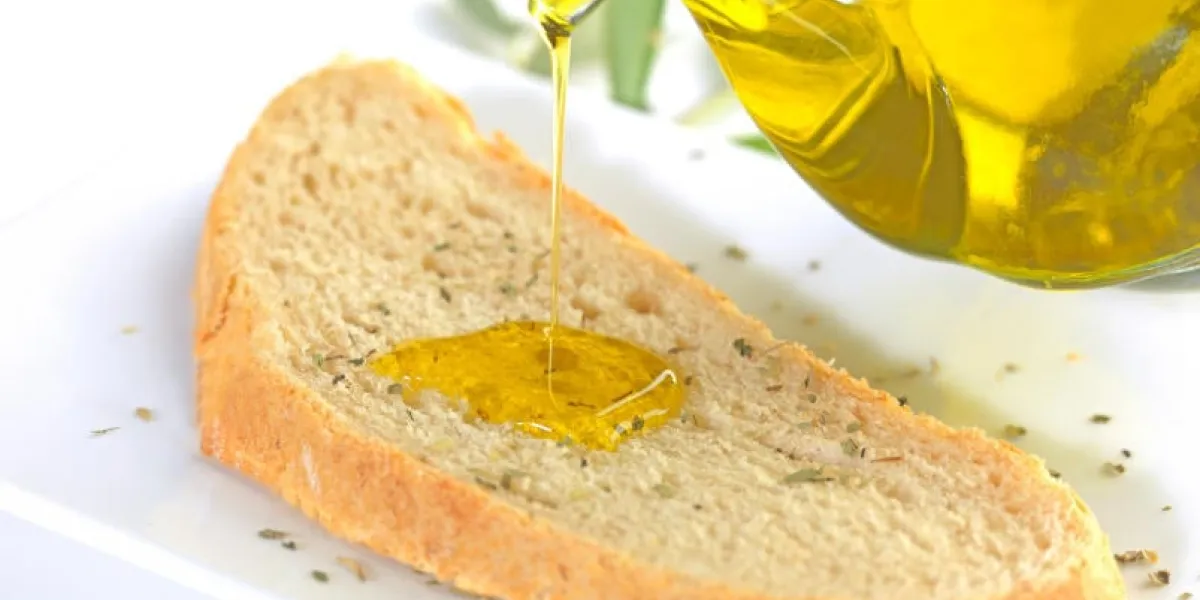 verser de l'huile d'olive vierge sur une tranche de pain avec de l'origan verser de l'huile d'olive vierge sur une tranche de pain avec de l'origan
