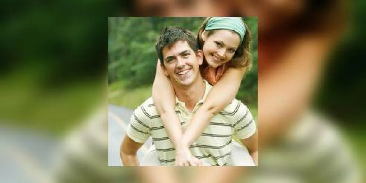 homme portant une femme sur son dos