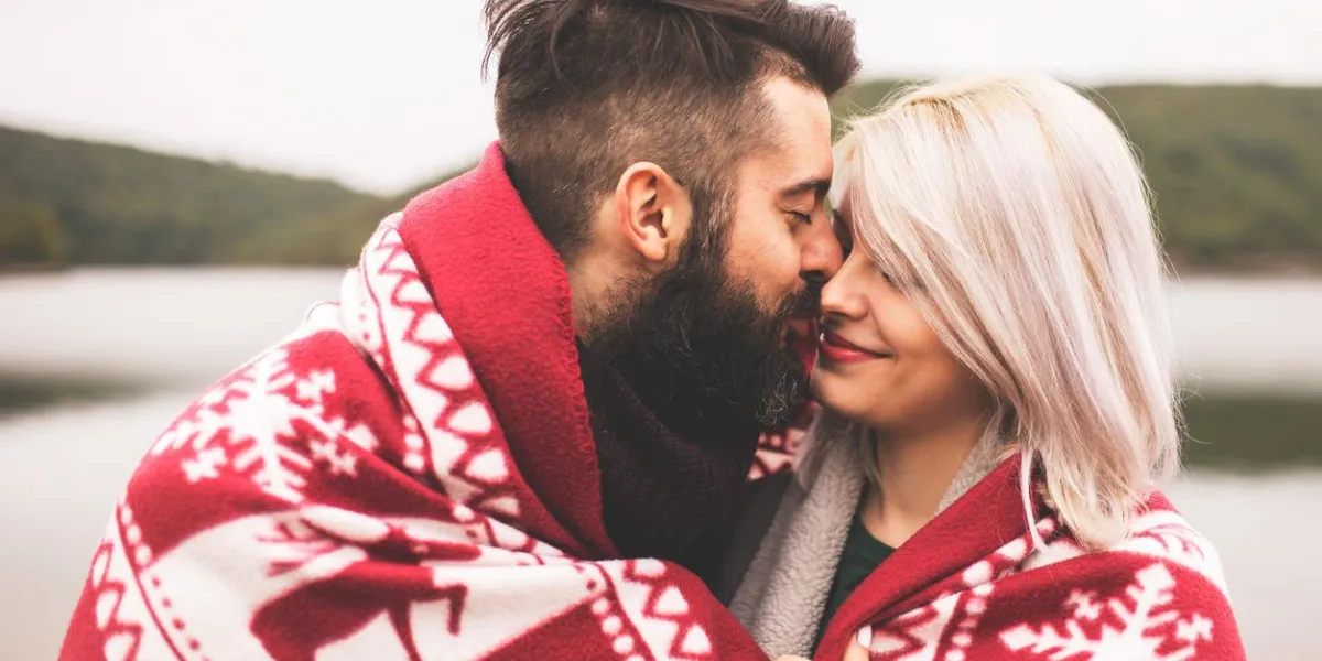 couple s'embrasser à l'extérieur sous la couverture