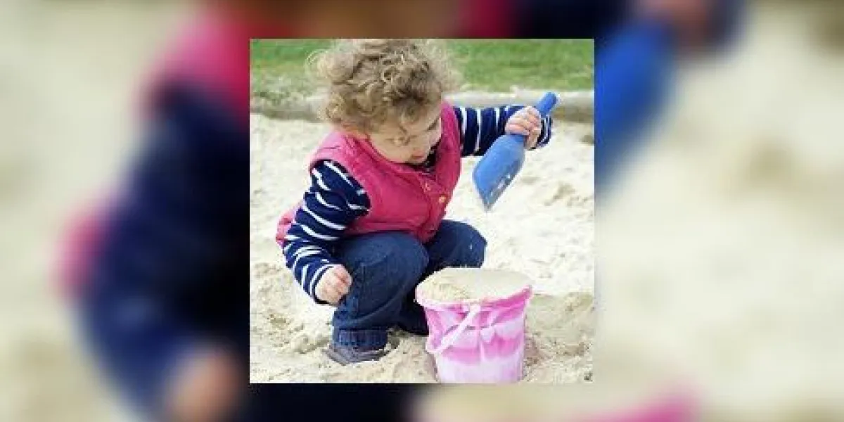 jeune enfant jouant avec du sable