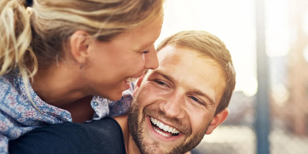 closeup, couple d'amoureux, femme blonde et bel homme closeup, couple d'amoureux, femme blonde et bel homme