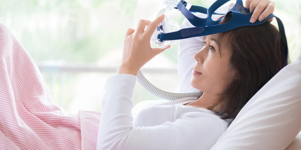femme heureuse et en bonne santé, apnée du sommeil, porter un masque cpap