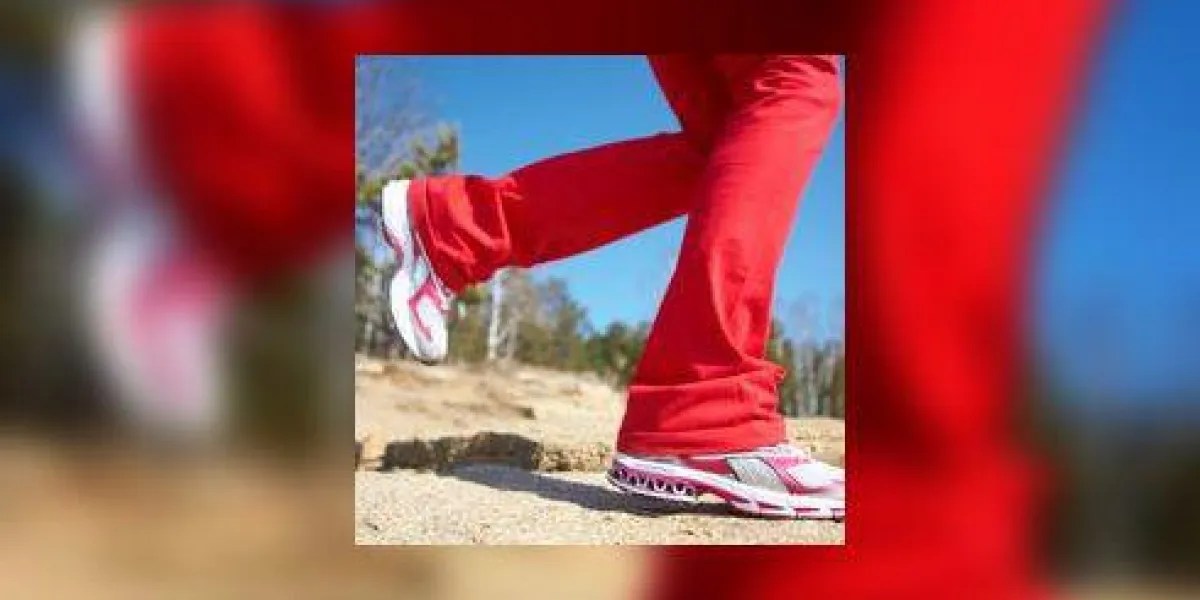 jambes d'une fille en baskets