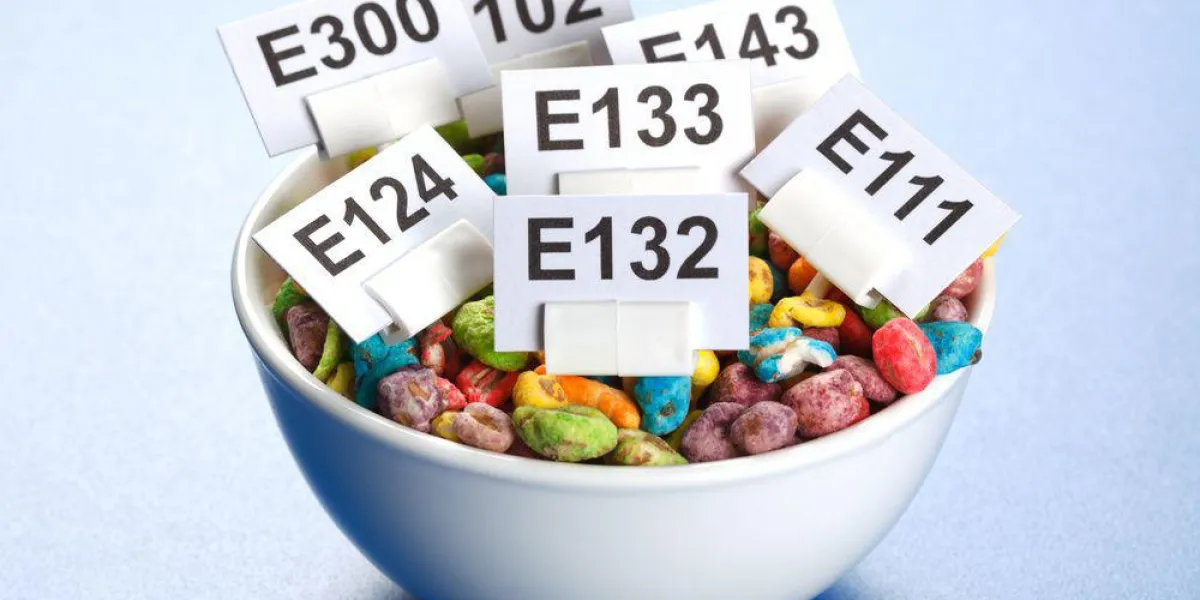 nourriture malsaine sauté graines de blé avec beaucoup de produits chimiques additifs alimentaires
