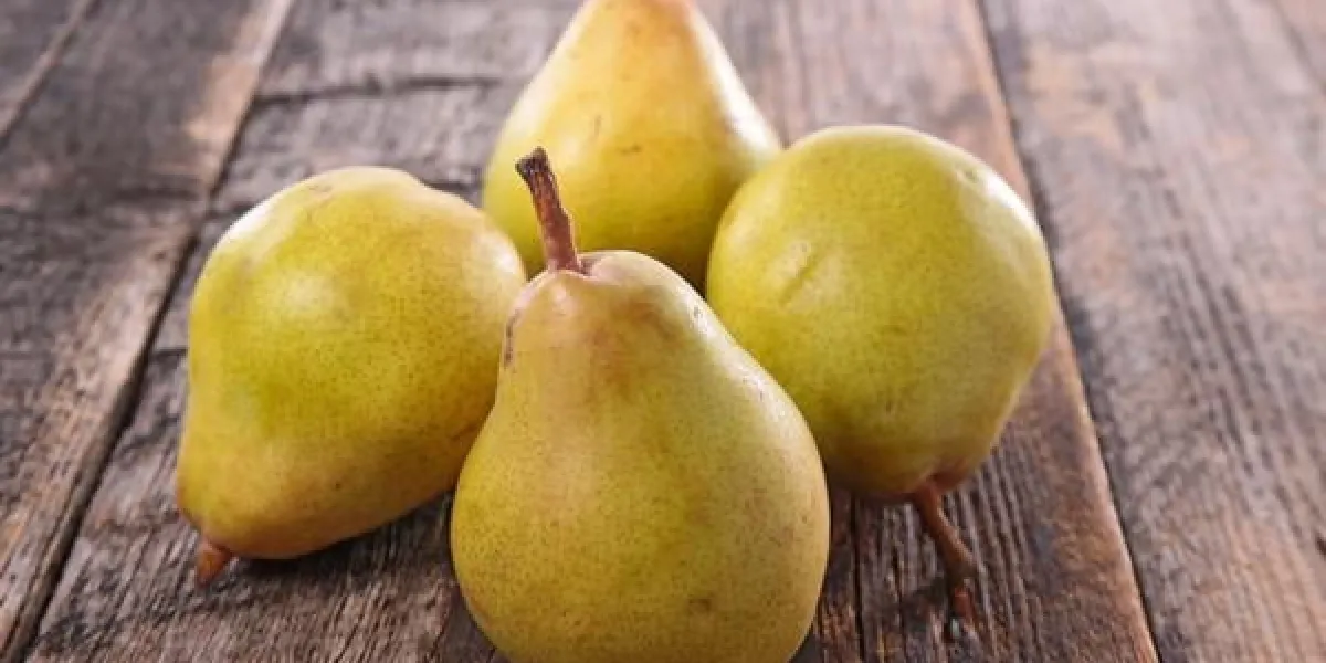 poire sur fond de bois