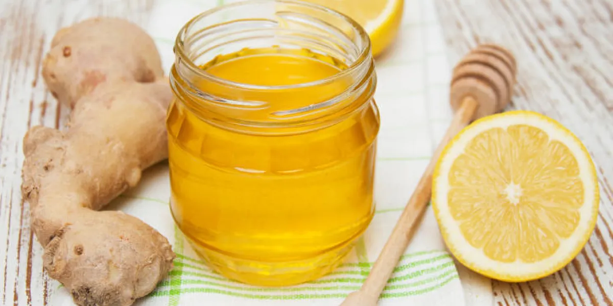 miel, citron et gingembre sur un fond en bois miel, citron et gingembre sur un fond en bois
