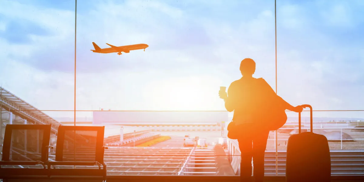 heureux voyageur attendant le vol à l'aéroport, terminal de départ, concept d'immigration