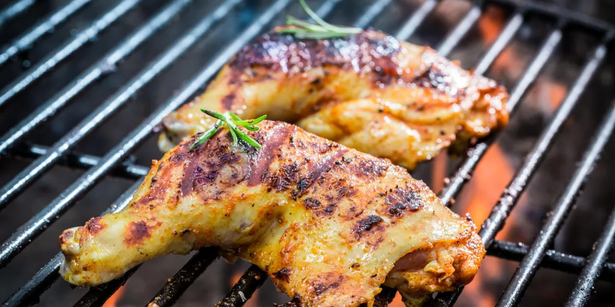 cuisses de poulet rôties sur le grill avec le feu cuisses de poulet rôties sur le grill avec le feu