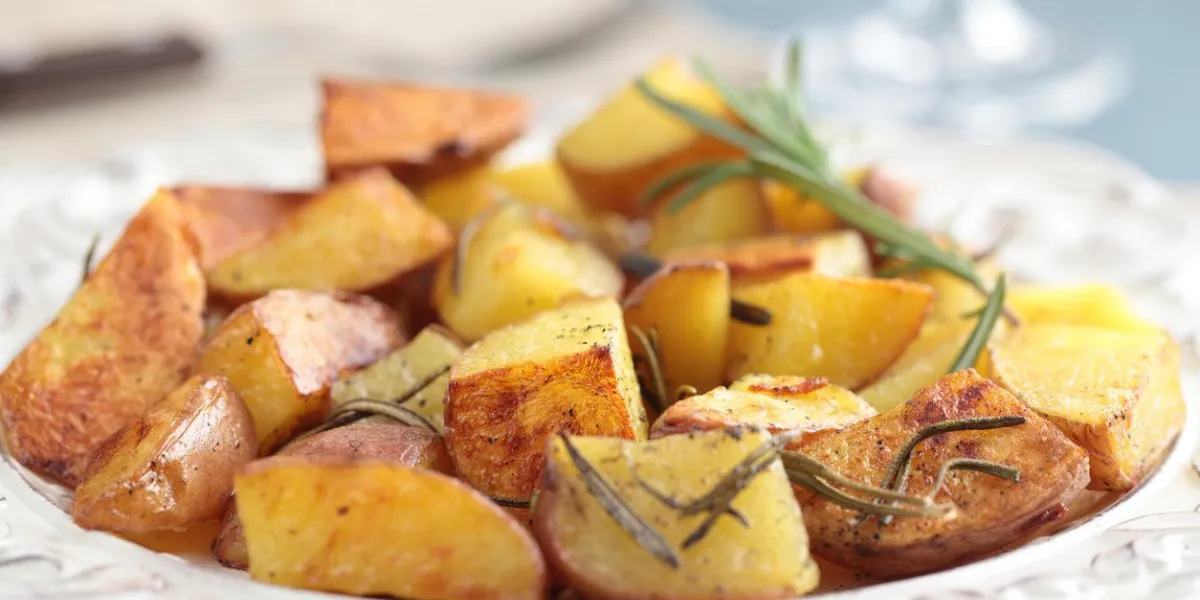 pommes de terre rôties au romarin sur une assiette