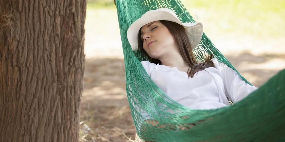 magnifique jeune femme faire une sieste dans un hamac à l'extérieur magnifique jeune femme faire une sieste dans un hamac à l'extérieur