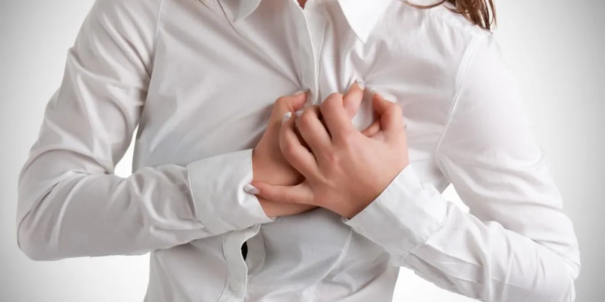 femme ayant une douleur dans la zone du coeur femme ayant une douleur dans la zone du coeur