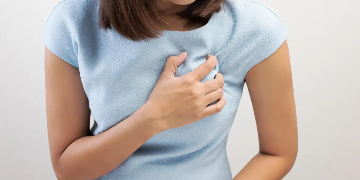 femme se cramponne à sa poitrine, douleur aiguë possible crise cardiaque femme se cramponne à sa poitrine, douleur aiguë possible crise cardiaque