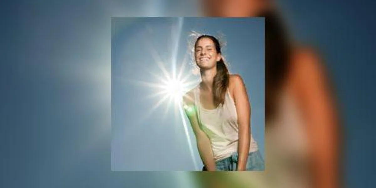 heureuse jeune femme sous le ciel bleu, portrait