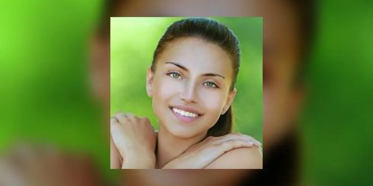 heureuse belle jeune femme
