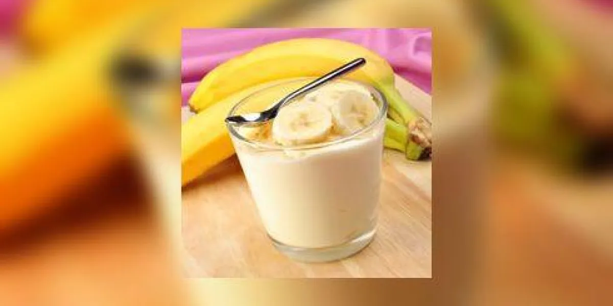 yaourt frais avec des fruits dans un verre