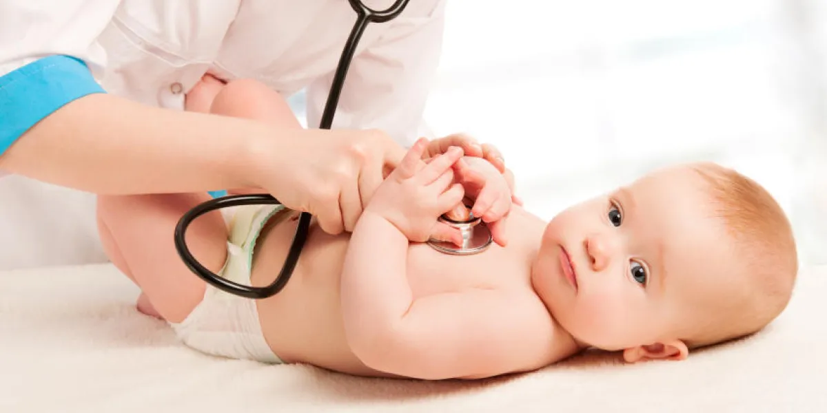 bébé chez le médecin médecin pédiatre écoute le cœur avec un stéthoscope