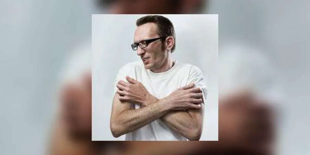 chaume homme se démangeant des moustiques fond gris