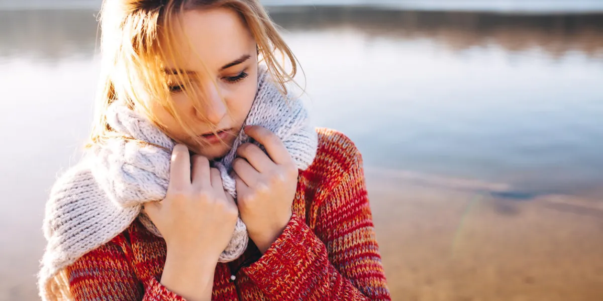 triste fille hipster se sentir froid seul à un lac seul adolescente dans un temps froid triste fille hipster se sentir froid seul à un lac seul adolescente dans un temps froid