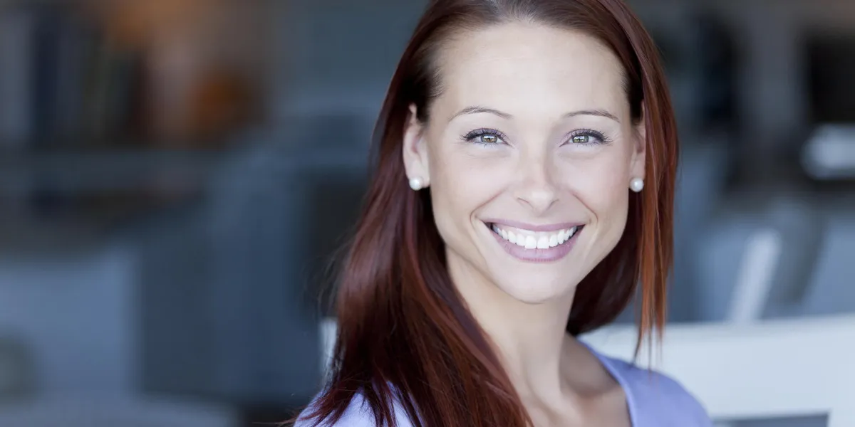 femme souriante relaxante à la maison femme souriante relaxante à la maison