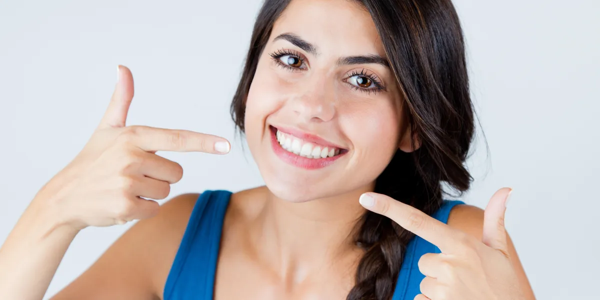 portrait de belle fille avec un sourire parfait isolé sur blanc portrait de belle fille avec un sourire parfait isolé sur blanc