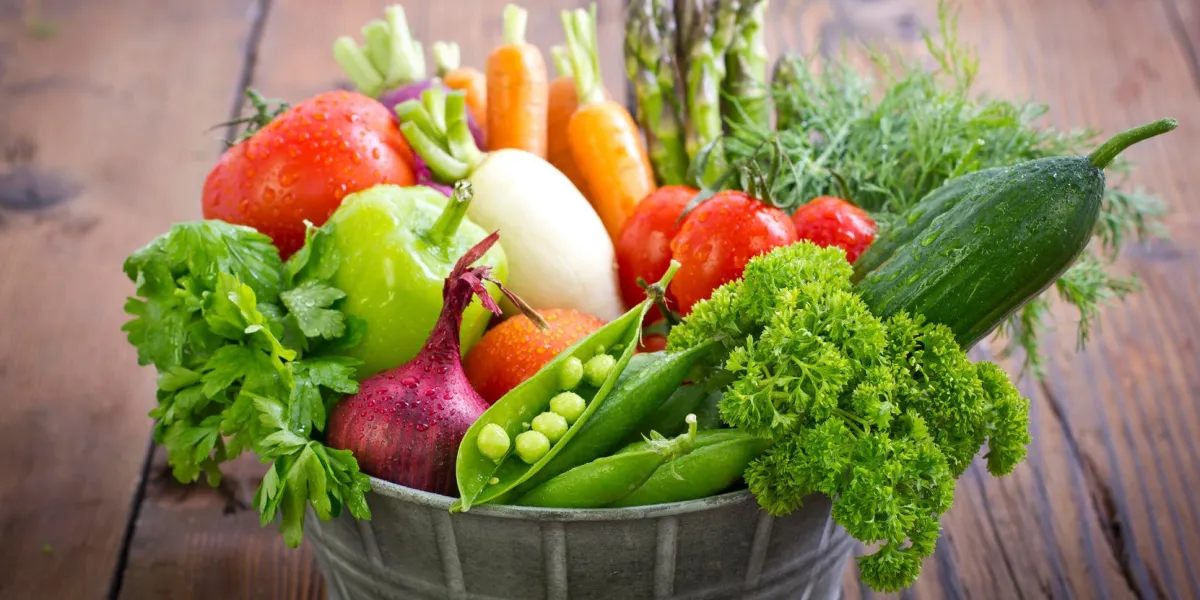 légumes frais sur la table
