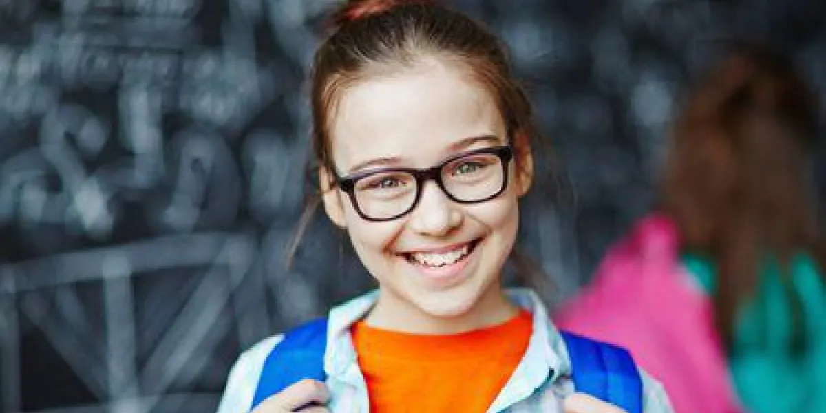 heureuse petite fille porte des lunettes en regardant la caméra heureuse petite fille porte des lunettes en regardant la caméra