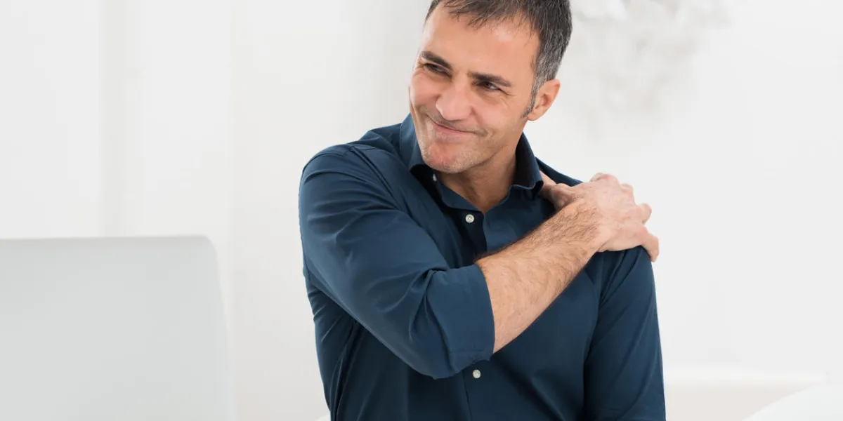 portrait d'un homme mûr au travail souffrant de douleur à l'épaule portrait d'un homme mûr au travail souffrant de douleur à l'épaule