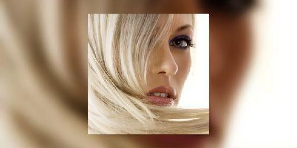gros plan du visage de la jolie fille aux longs cheveux blonds, regarder à huis clos