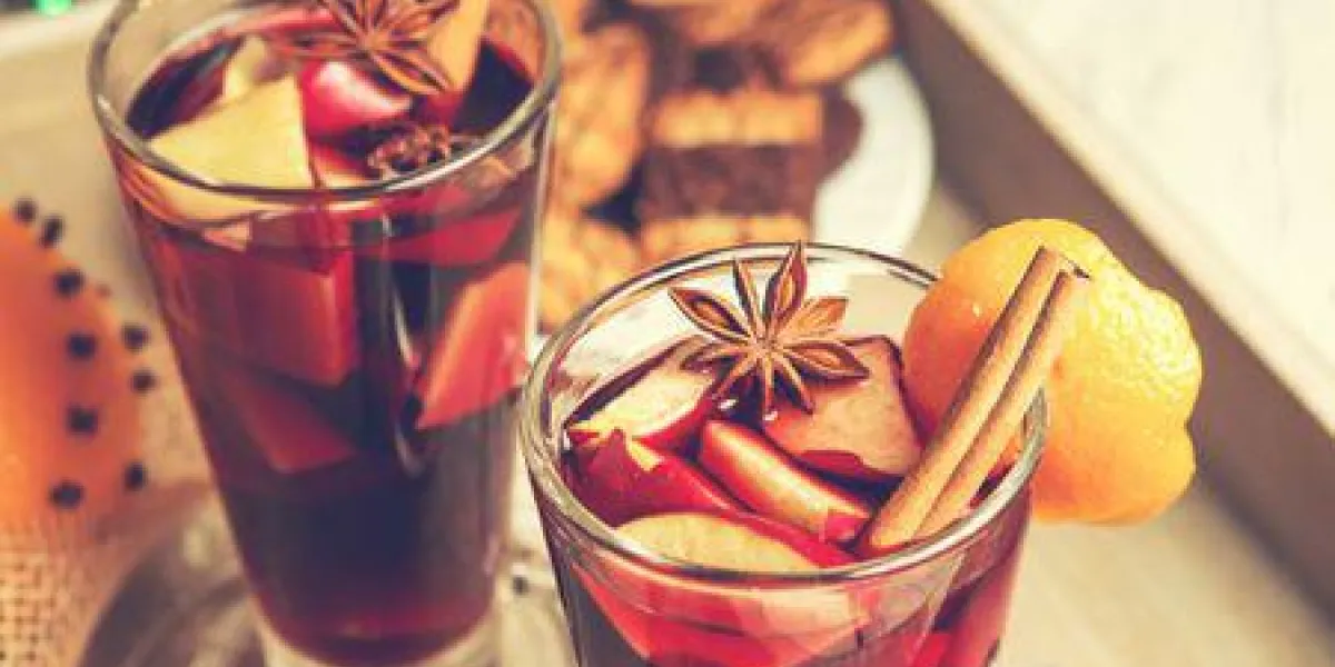 chaud chaud avec des épices dans un grand verre chaud chaud avec des épices dans un grand verre