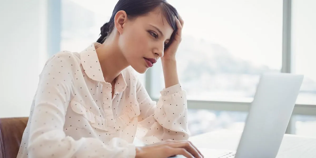 exécutif tendu utilisant un ordinateur portable au bureau