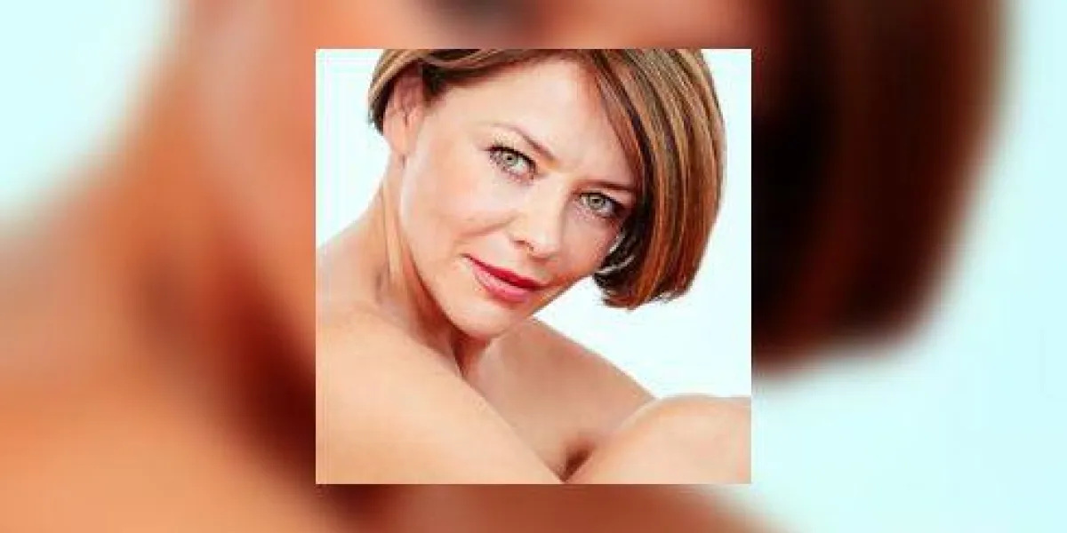 gros plan portrait de belle femme mature nue étreignant ses genoux gros plan portrait de belle femme mature nue étreignant ses genoux