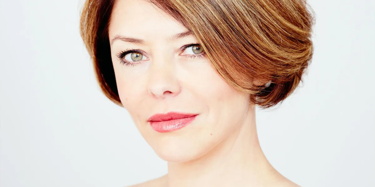 gros plan portrait de belle femme d'âge moyen avec les cheveux bruns courts, lèvres rouges et maquillage frais sur fond blanc - concept de beauté gros plan portrait de belle femme d'âge moyen avec les cheveux bruns courts, lèvres rouges et maquillage frais sur fond blanc - concept de beauté