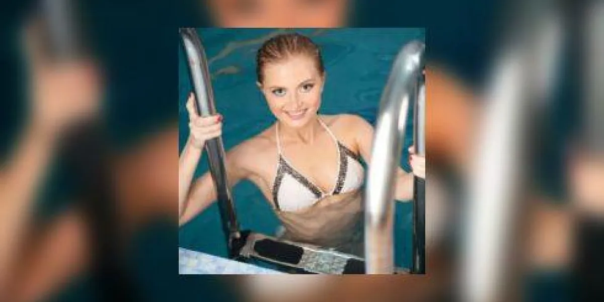 souriante jeune femme dans la piscine souriante jeune femme dans la piscine