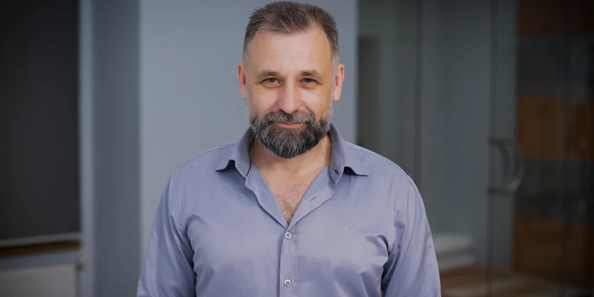 portrait d'un homme souriant dans les années c'est le père de quelqu'un, incarne le soin et la confiance, ainsi que la vidéo de protection et de gentillesse tiré à l'intérieur sur sony caméra en 4k portrait d'un homme souriant dans les années c'est le père de quelqu'un, incarne le soin et la confiance, ainsi que la vidéo de protection et de gentillesse tiré à l'intérieur sur sony caméra en 4k
