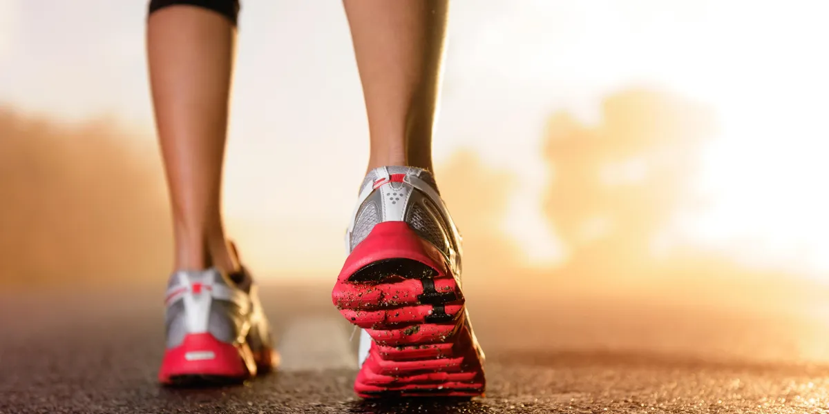 coureur, pieds, courant, sur, route, fin, haut, chaussure, femmes, condition physique, sunrise, jog, entraînement, concept bien-être coureur, pieds, courant, sur, route, fin, haut, chaussure, femmes, condition physique, sunrise, jog, entraînement, concept bien-être