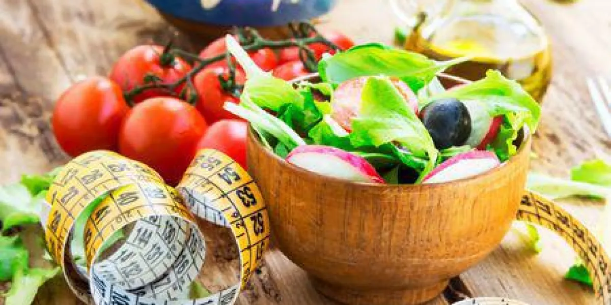 salade de légumes biologiques avec du ruban de mesure concept de salade de régime sain