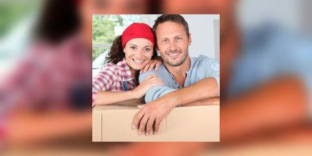 gros plan de couple reposant sur des boîtes gros plan de couple reposant sur des boîtes