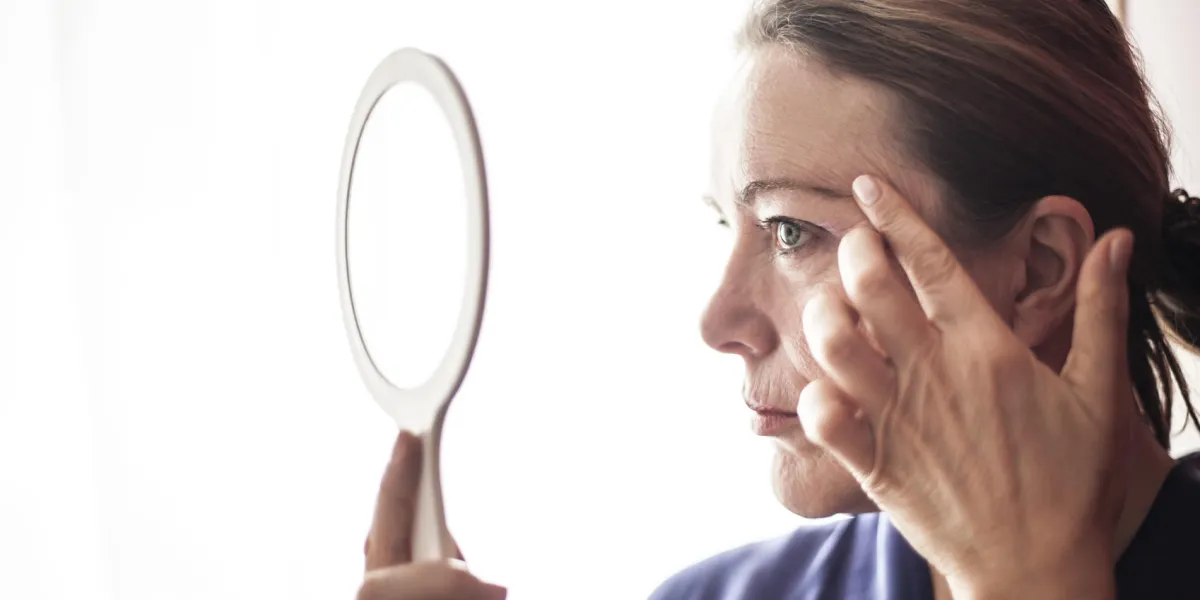 femme mûre et soin du visage