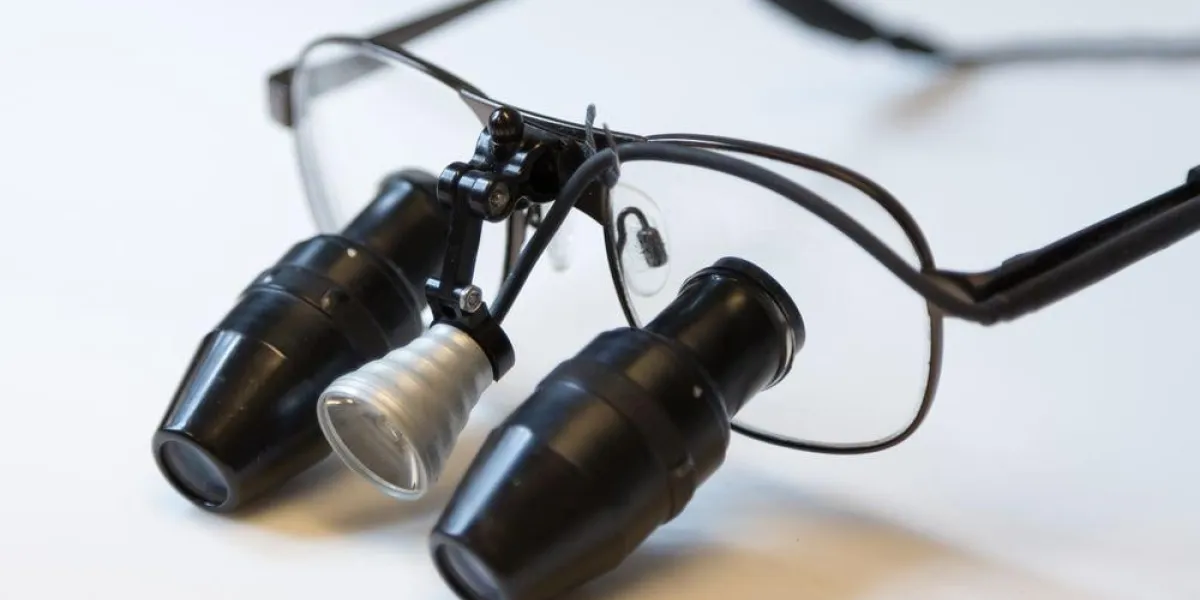 vue rapprochée des loupes grossissantes pour les dentistes ou les horlogers vue rapprochée des loupes grossissantes pour les dentistes ou les horlogers