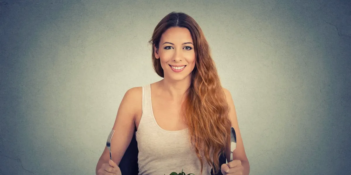 portrait d'une femme heureuse avec assiette de salade, sur fond de mur gris portrait d'une femme heureuse avec assiette de salade, sur fond de mur gris