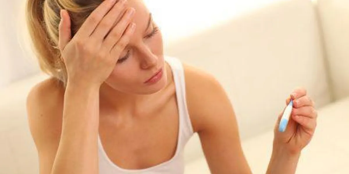 femme tient le thermomètre dans la main elle a la température femme tient le thermomètre dans la main elle a la température
