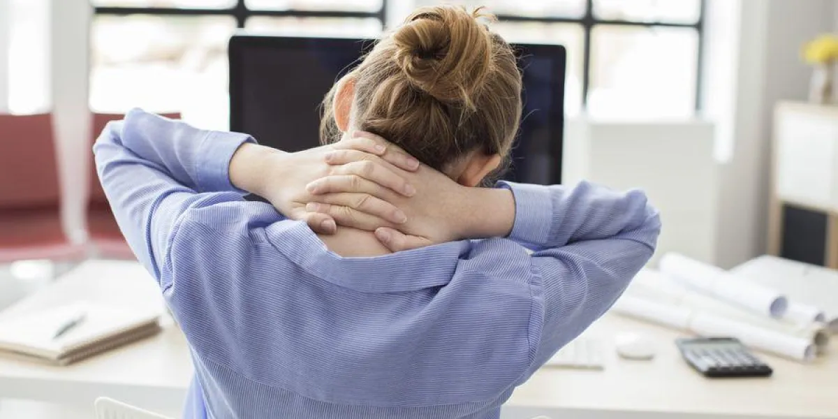 femme d'affaires fatigué, tenant sa nuque