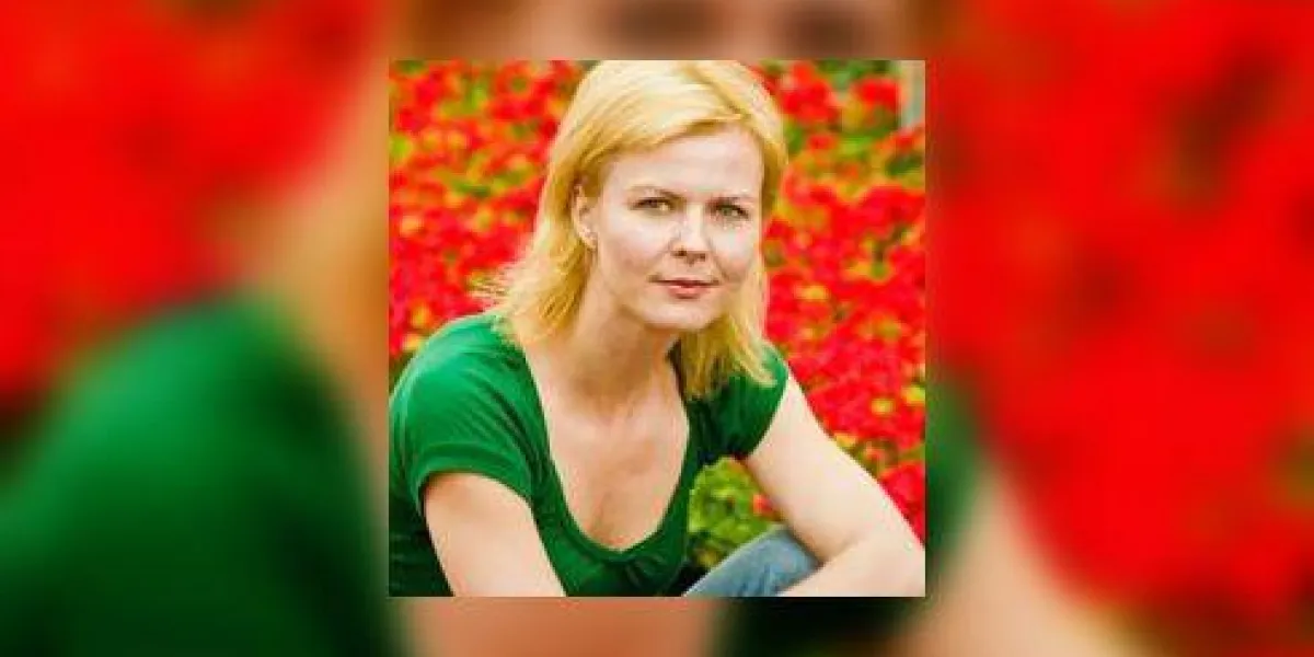 femme avec des fleurs femme avec des fleurs