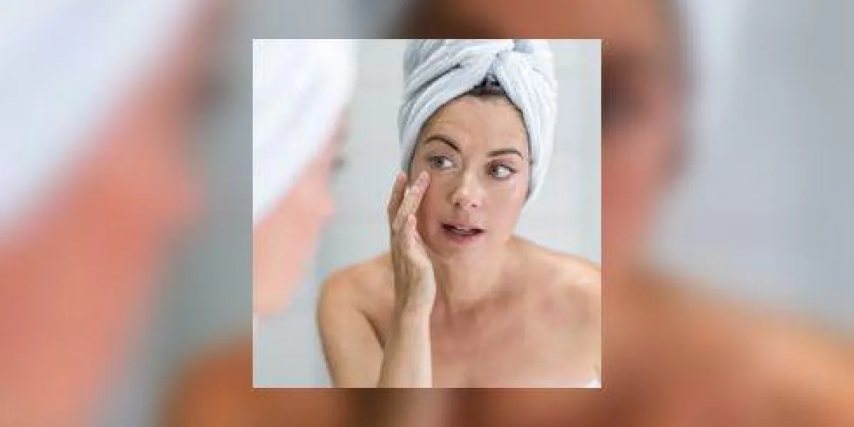 jolie femme d'âge moyen à la recherche dans le miroir