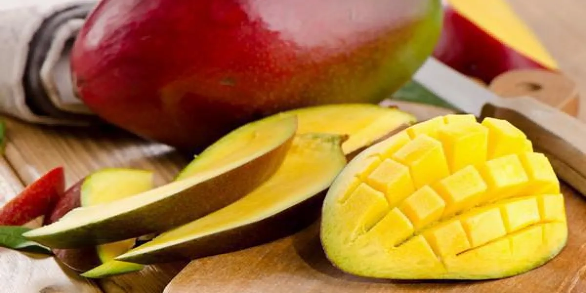 mangue sur une table en bois mise au point sélective