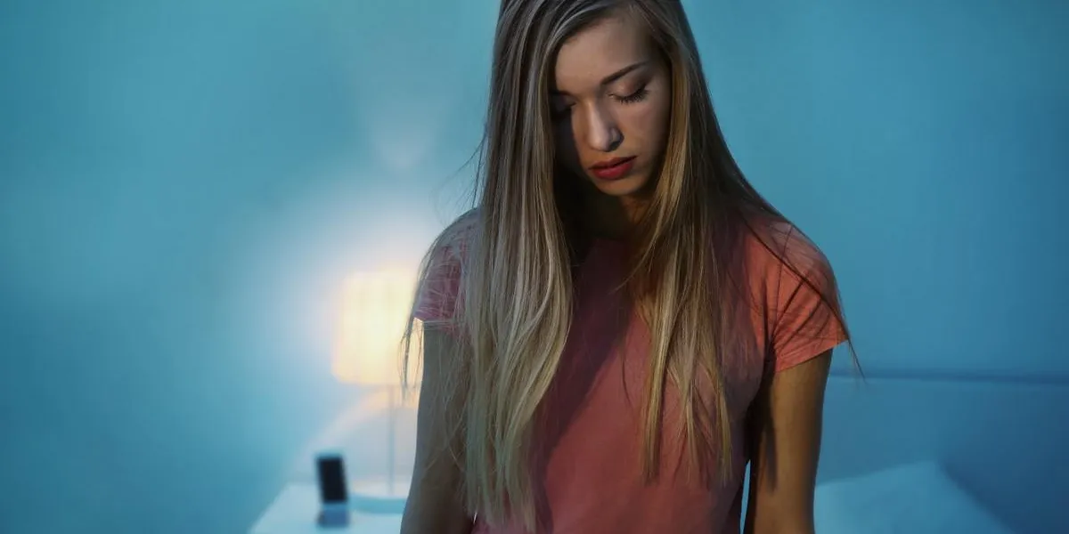 jeune femme endormie souffrant de somnambulisme à la maison jeune femme endormie souffrant de somnambulisme à la maison