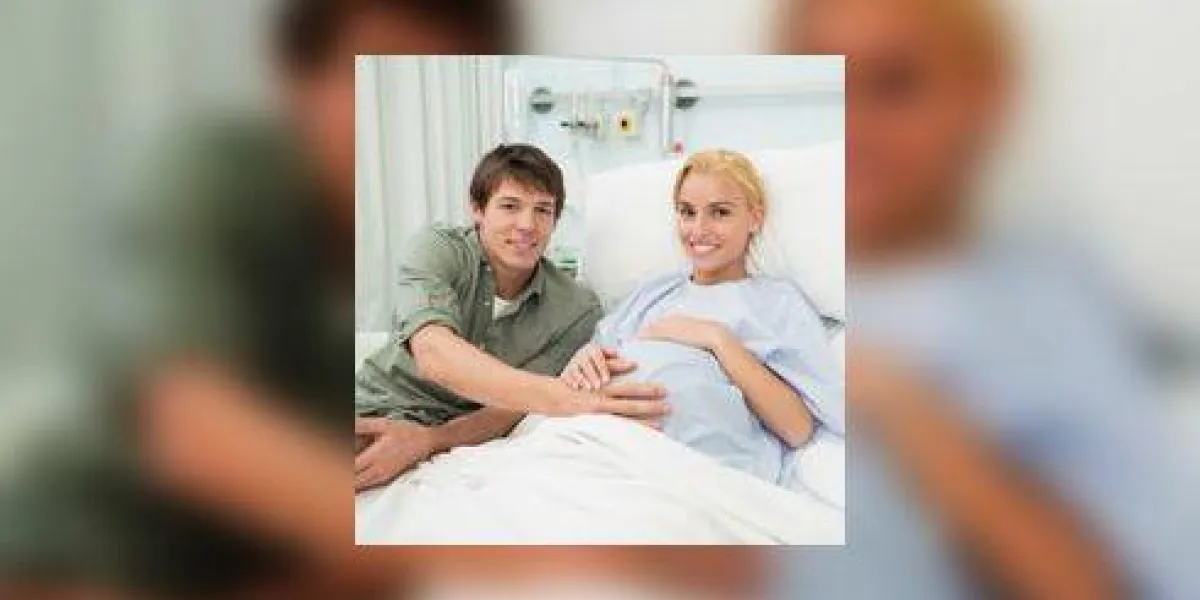 couple heureux avec une femme enceinte couchée couple heureux avec une femme enceinte couchée