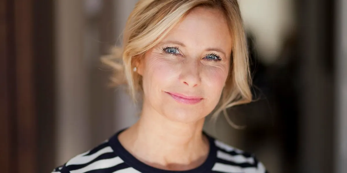 femme mature souriant à la caméra