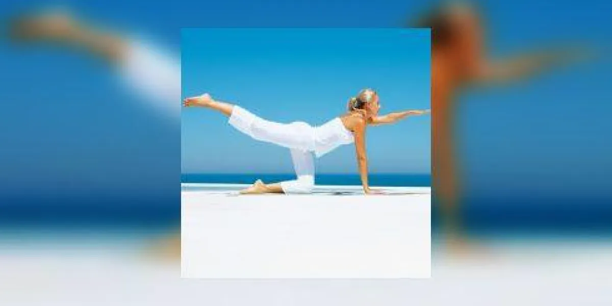 femme sexy mature, pratiquer le yoga à la plage femme sexy mature, pratiquer le yoga à la plage